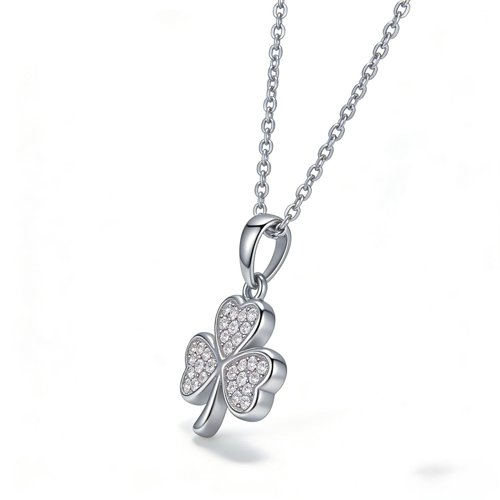 White gold diamond pendant necklace – chain and clasp detail