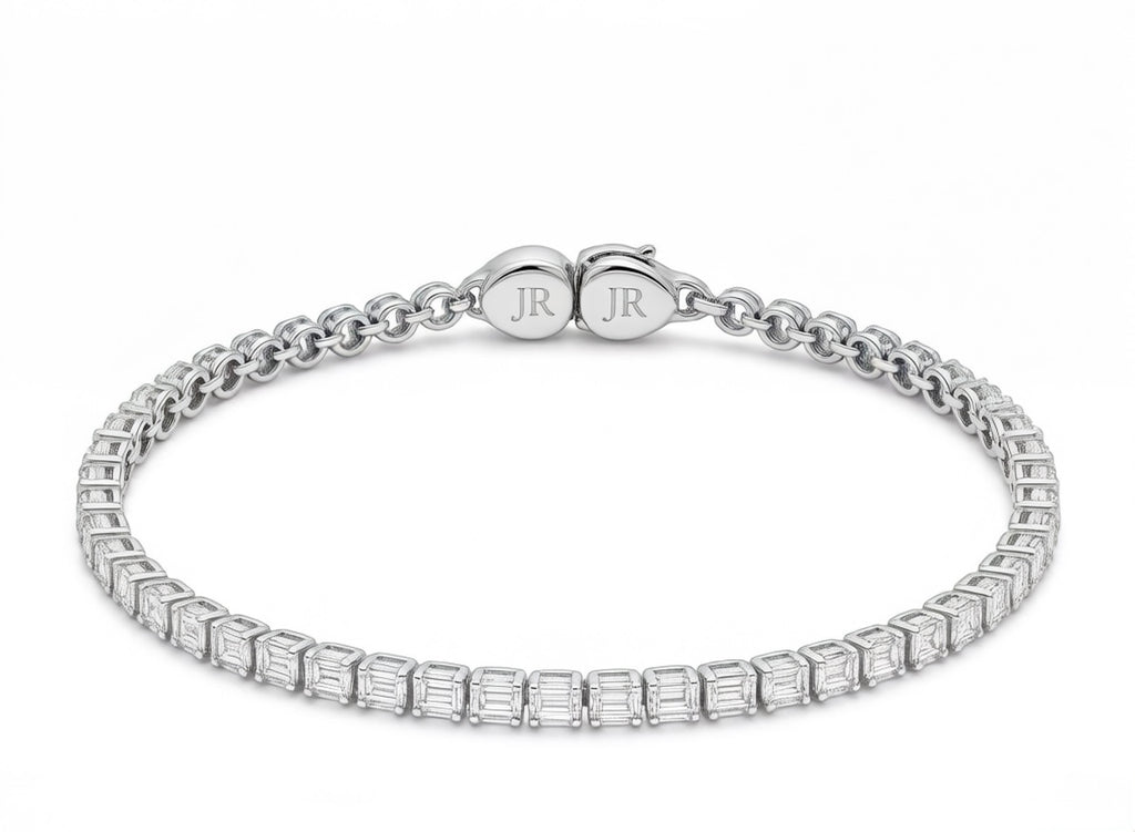 18K white gold diamond tennis bracelet – clasp and link detail